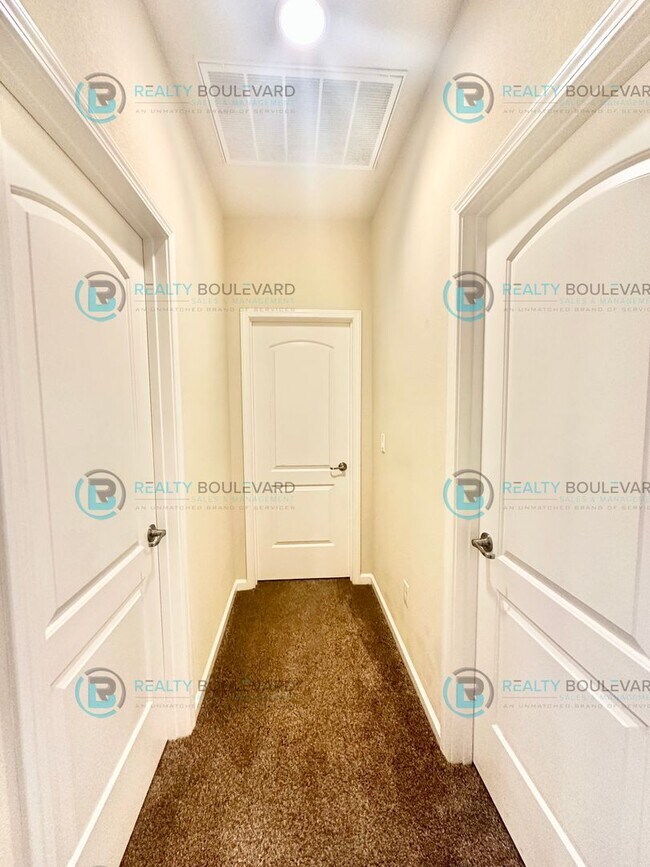 Building Photo - 3 Bedroom 2 Bathroom with Garage covered patio and beautiful yard!