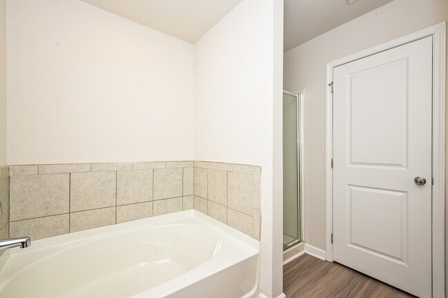 Building Photo - 2851 Saratoga Lake View