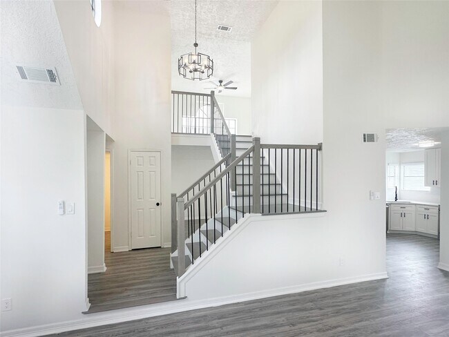 Building Photo - 9843 Stableway Dr