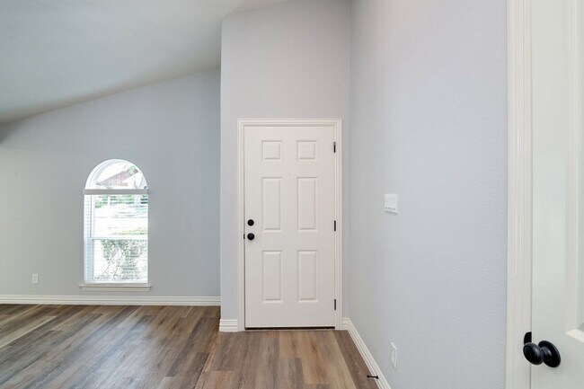 Building Photo - AVAILABLE NOW! GORGEOUS 3 BEDROOM HOME!