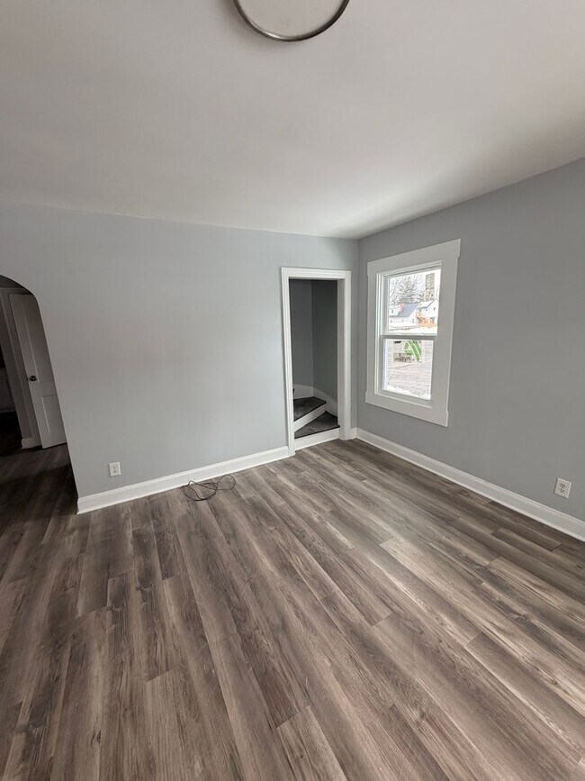Building Photo - Gorgeous fully renovated 3 br house!