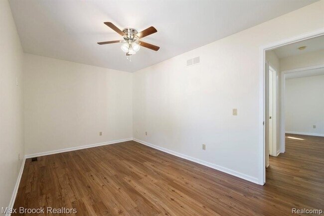 Building Photo - 1823 Torquay Ave