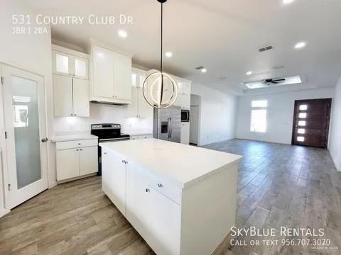 Building Photo - 531 Country Club Dr