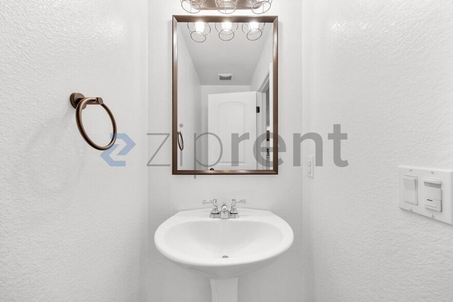 Building Photo - Unit 3