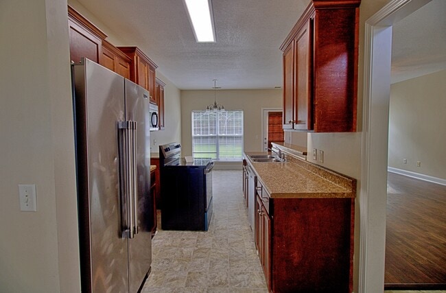 Building Photo - 1105 Sara Ln