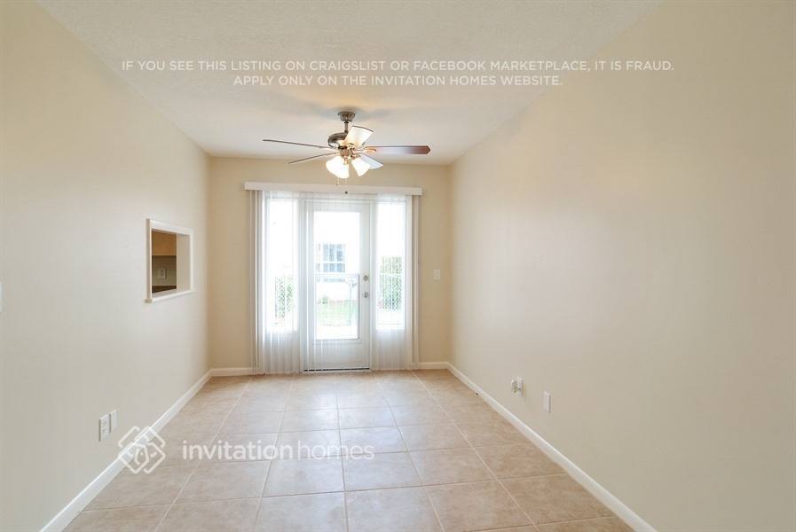 Building Photo - 832 SE Thornhill Dr