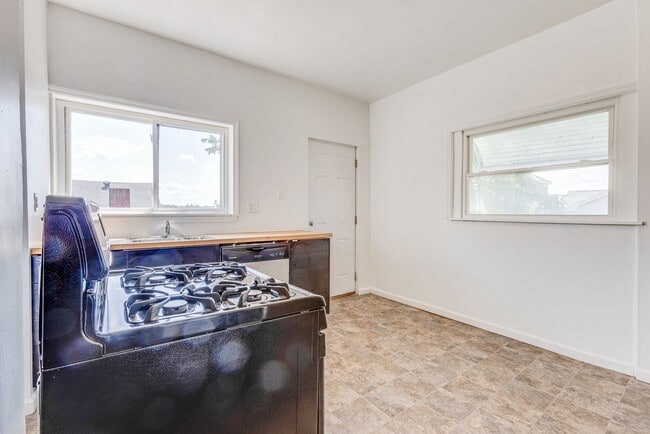 Building Photo - AVAILABLE AUGUST 2026 - 2 Bedroom Home w/ Original Layout!