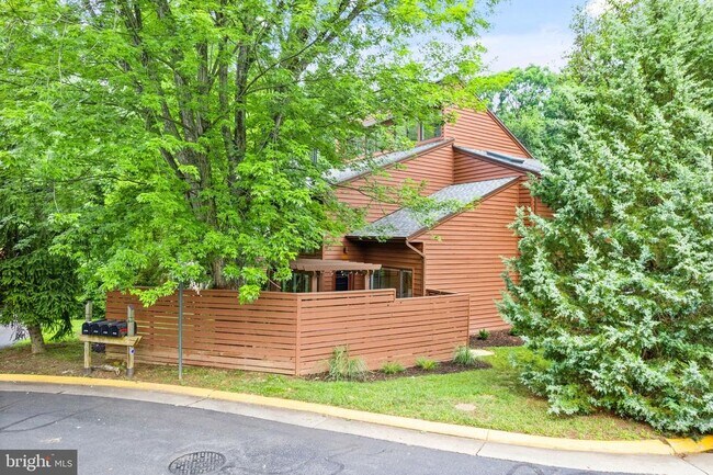 Building Photo - 2120 S Bay Ln