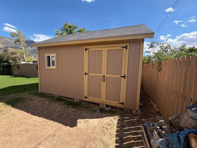 Building Photo - 84 E 300 N