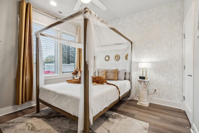 Building Photo - 2135 24th Ave N