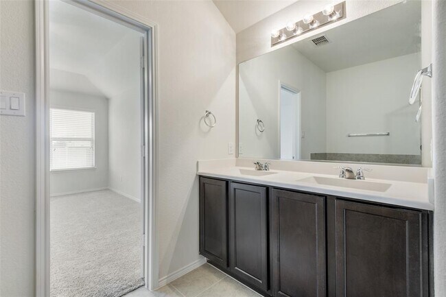 Building Photo - 1165 Dravite Dr