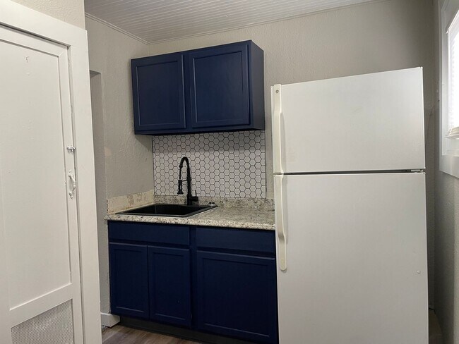 Building Photo - 818 N Corona St