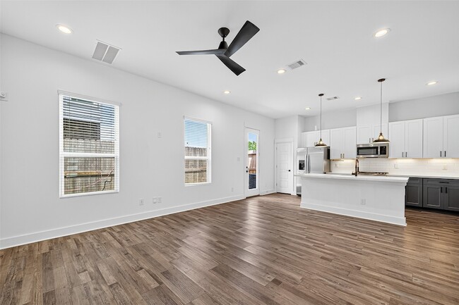 Building Photo - 1070 Mansfield St