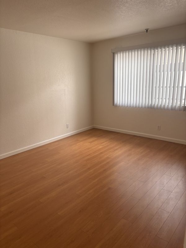Building Photo - 10920 Moorpark St