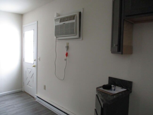 Building Photo - 3 Bedroom Townhouse to call home!