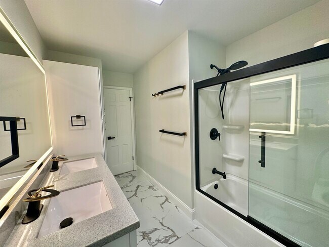 Building Photo - 21 N Kenosha Dr
