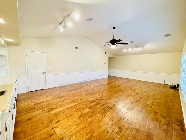 Building Photo - Beautiful 4 Bed 3 Bath + Huge Bonus Room A...