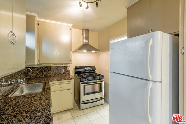 Building Photo - 14942 Dickens St