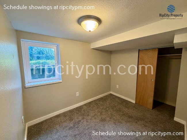 Building Photo - 1728 SE Clatsop St