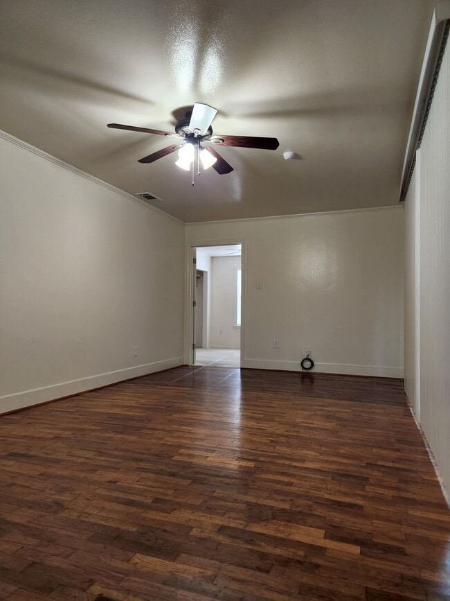 Building Photo - 1827 S Fredonia St