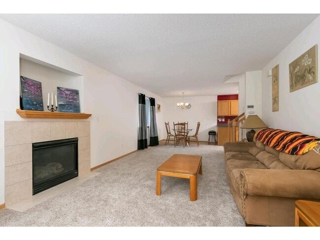 Building Photo - Spacious End-Unit Townhome in Savage — 3 B...