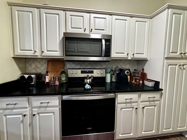 Full stainless steel appliances - 111 Fountain Pointe Ln