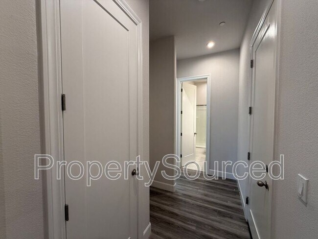 Building Photo - 614 Madrone St