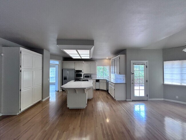 Building Photo - 5 Bedroom Home with a POOL in Folsom