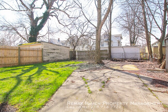 Building Photo - 15816 Grovewood Ave