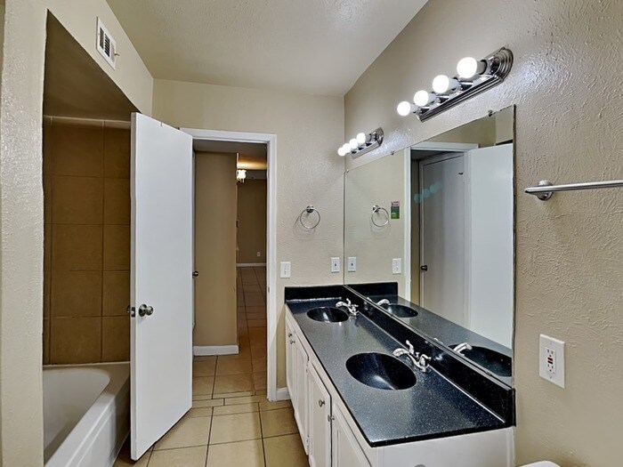 Building Photo - 1386 Southridge Dr