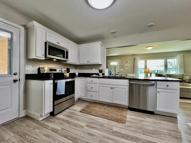 Building Photo - Newly remodeled, furnished home Trenton, Ohio