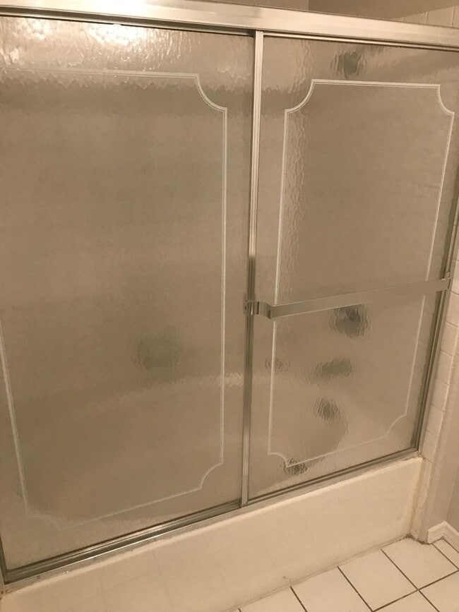 Building Photo - 2 Bedroom 2 bath condo with a den ready for move in!! Ask about our promotion!!