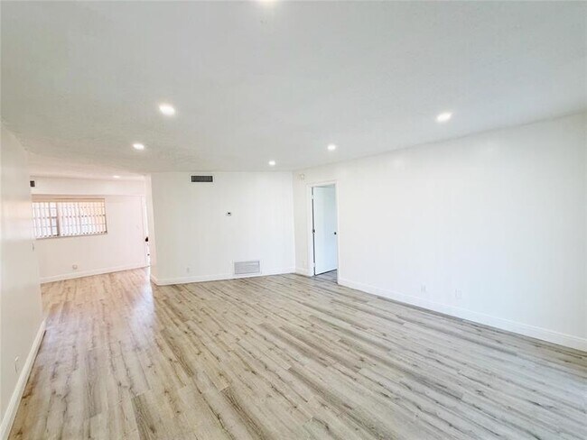 Building Photo - 2710 Riverside Dr