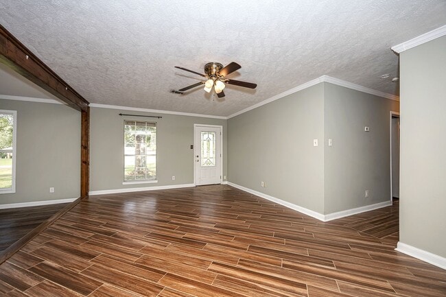 Building Photo - Move in ready 3 Bed 2 Bath Home in East Central School District!
