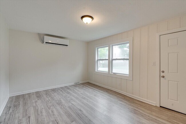 Building Photo - 105 S Howell Ave