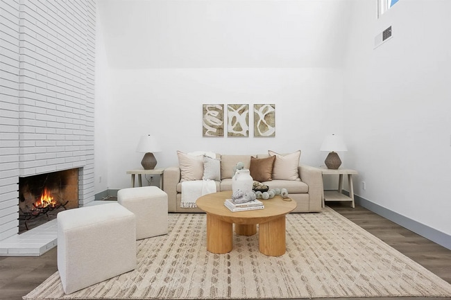 Building Photo - STUNNING HOME WITH GOLF COURSE VIEW IN WHI...