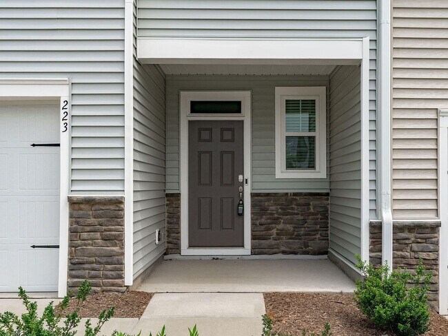 Building Photo - 3BR Like-New Townhome – GREAT PRICE - Community Pool/Playground