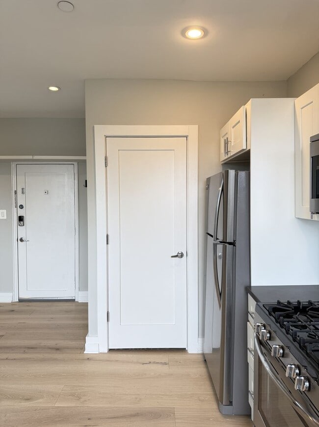 Building Photo - Bright Top-Floor 1BR Condo in Columbia Hei...