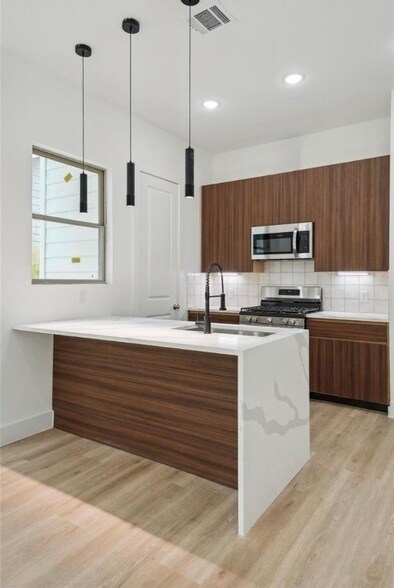 Building Photo - 7418 Maxroy St