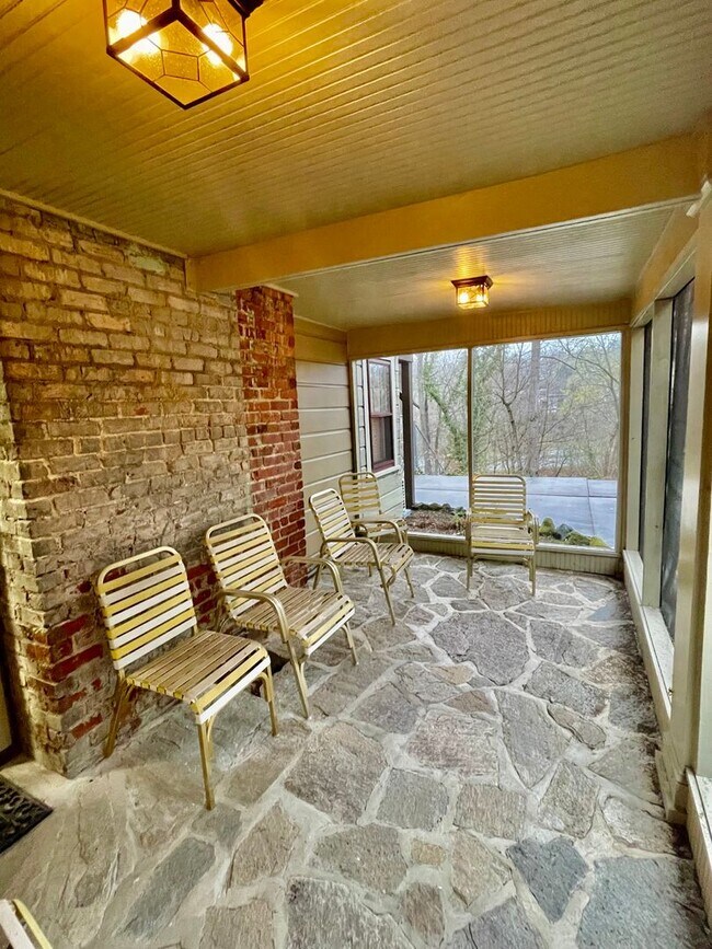 Building Photo - Great Montford location, Partially Furnished Studio Apartment, Utilities Included!