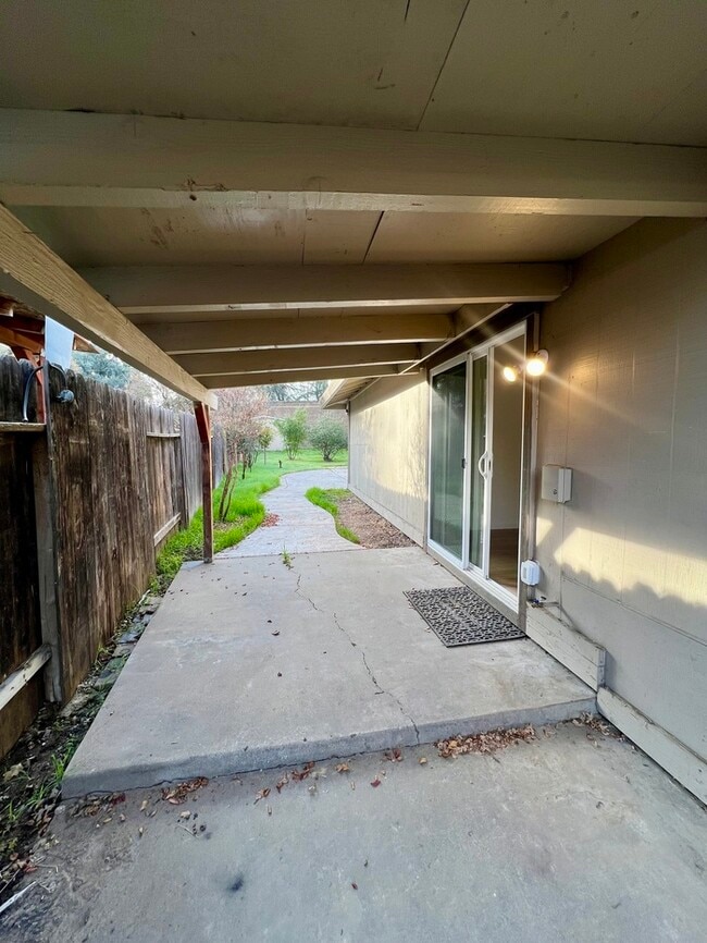 Building Photo - Spacious and recently remodeled 2 bedroom 1 bathroom duplex!