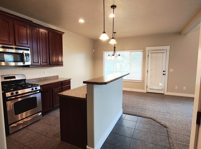 Building Photo - AMAZING CONDO 2 MASTER SUITES 2 CAR GARAGE