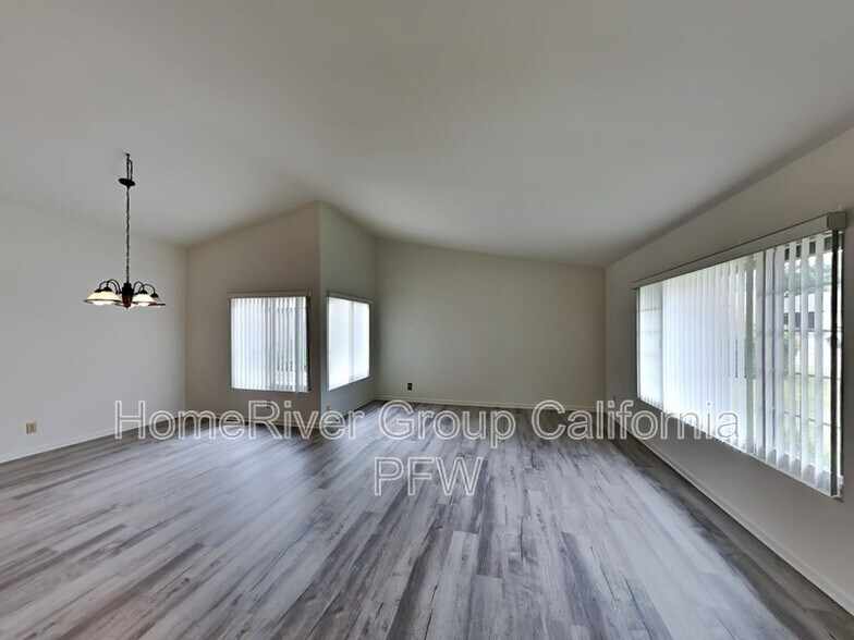 Building Photo - 3910 Coronado Cir