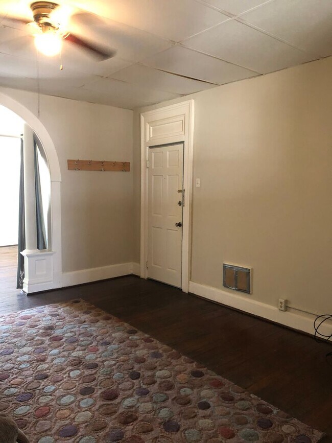 Building Photo - 1 BR 1Bath upstairs apartment