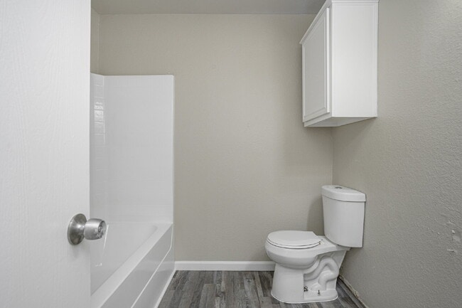 Building Photo - Great Location!