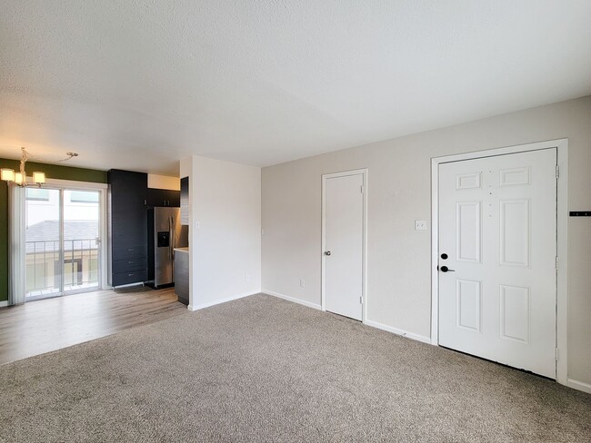 Building Photo - Completely renovated in the heart of Montrose. Spacious 1 bedroom 1 bath condo, upstairs corner u...