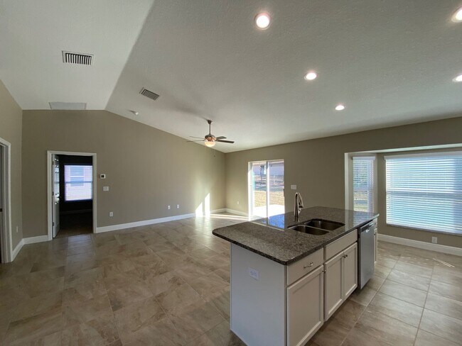 Building Photo - Desirable SW Ocala Neighborhood 3/2/2 **WON"T LAST**