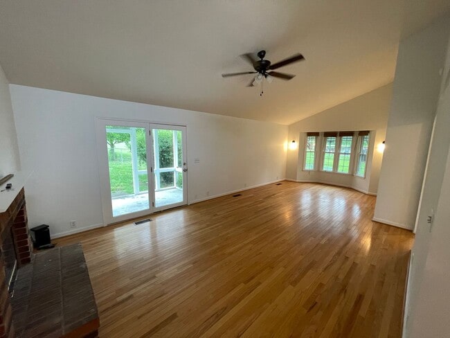 Building Photo - Beautiful Home Large Garage Highly Desired For Rent