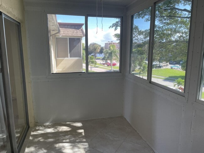 Building Photo - 705 Lori Dr