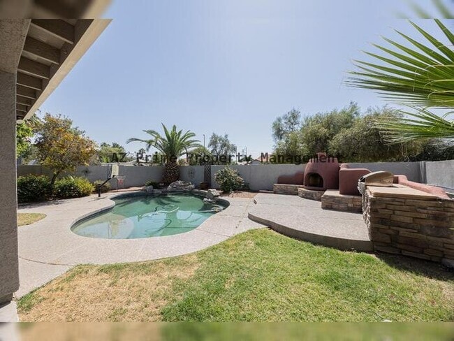 Building Photo - 873 W Tremaine Ave